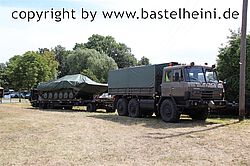 Tatra 815 6x6 mit BMP auf Tieflader